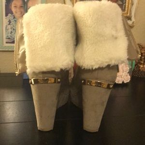 Juicy Couture Shoes - Juicy Couture boots w fur trim and zip sides sz6 Juicy Couture Shoes - Juicy Couture boots w fur trim and zip sides sz6